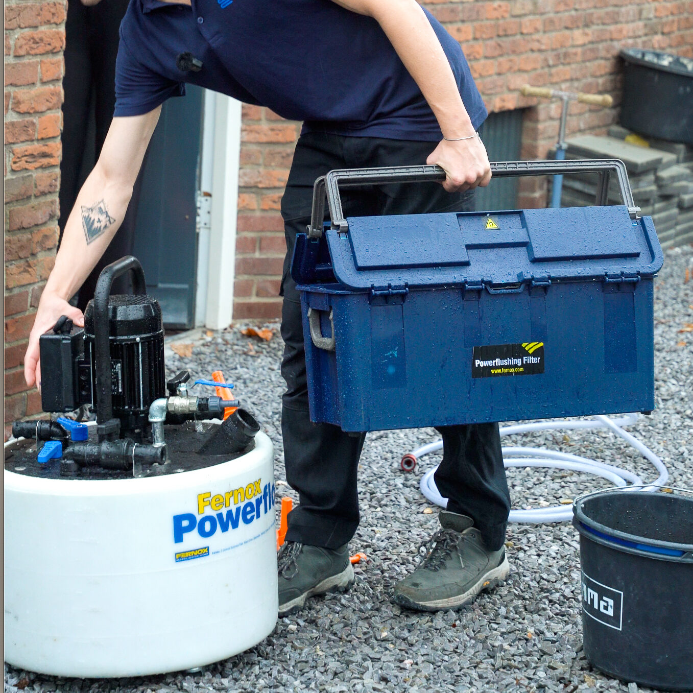 Specialist van Spoelcentrale met professionele reinigingsapparatuur voor het verwijderen van slib en magnetiet uit vloerverwarmingsleidingen.