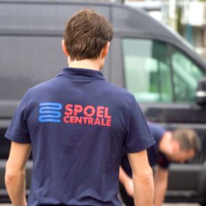 Specialist controleert de doorstroming van vloerverwarmingsleidingen om het rendement en de efficiëntie te verhogen.